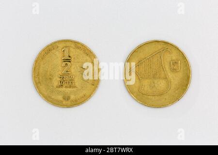 Il mezzo foglio di moneta israeliana moderno ha usato il closeup sullo sfondo bianco (1/2 sheqel) Foto Stock