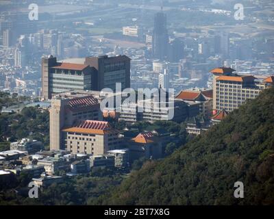 Vista aerea dell'Università di Cultura Cinese e del paesaggio urbano dal Parco Nazionale di Yangmingshan a Taipei, Taiwan Foto Stock