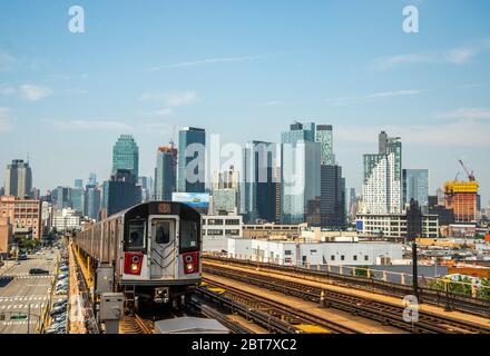 Una metropolitana sopraelevata di New York Foto Stock