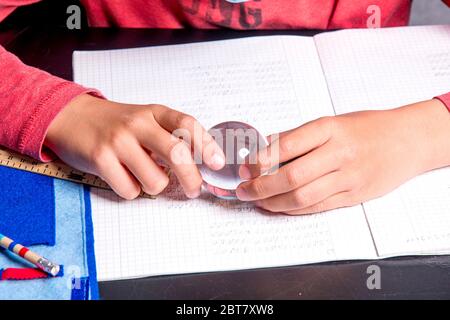 Studente con palla di cristallo sul suo notebook di matematica prima dell'esame Foto Stock