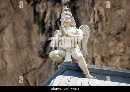 Statua del Signore Hanuman nella grotta di Batu Foto Stock