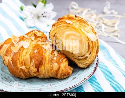 Croissant dorato con crema di crema di crema, primo piano Foto Stock