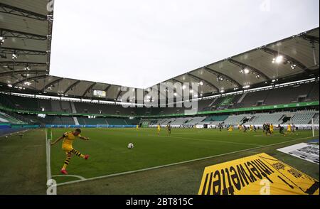 Wolfsburg, Germania. 23 maggio 2020. Calcio: Bundesliga, VfL Wolfsburg - Borussia Dortmund, 27° incontro nella Volkswagen Arena. Raphael Guerreiro di Dortmund prende il calcio d'angolo. Credito: Michael Sohn/AP-Pool/dpa - da utilizzare solo in conformità con il contratto/dpa/Alamy Live News Foto Stock