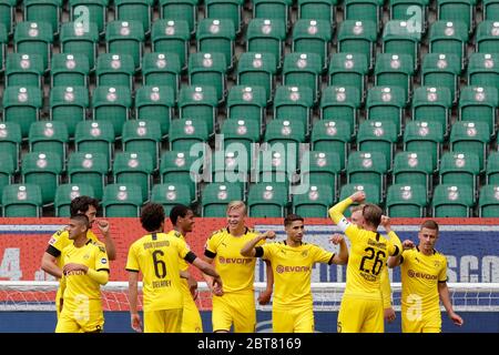 Wolfsburg, Germania. 23 maggio 2020. Calcio: Bundesliga, VfL Wolfsburg - Borussia Dortmund, 27° incontro nella Volkswagen Arena. I giocatori di Dortmund si acclamano per l'obiettivo di renderlo 0:1 . Credito: Michael Sohn/AP-Pool/dpa - da utilizzare solo in conformità con il contratto/dpa/Alamy Live News Foto Stock