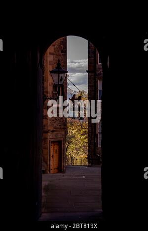 Cartello per il Museo degli scrittori di Edimburgo attraverso l'arco con la vecchia luce lanterna Foto Stock