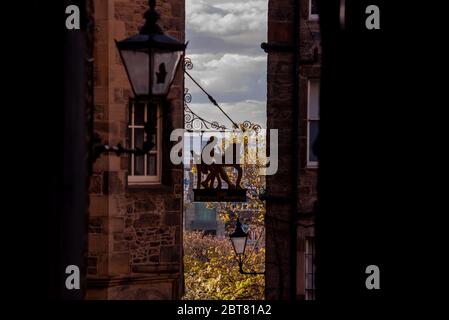 Cartello per il Museo degli scrittori di Edimburgo attraverso l'arco con la vecchia luce lanterna Foto Stock