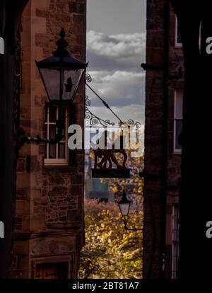 Cartello per il Museo degli scrittori di Edimburgo attraverso l'arco con la vecchia luce lanterna Foto Stock