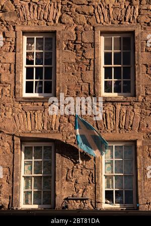 Bandiera scozzese Saltyre che batte contro il vecchio affittuario di Edimburgo sul mercato di Lawnmarket durante il blocco Foto Stock