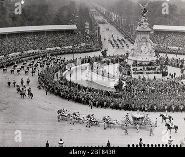 Processione di incoronazione della regina Elisabetta II di Gran Bretagna - lasciando Buckingham Palace, 2 giugno 1953 Foto Stock