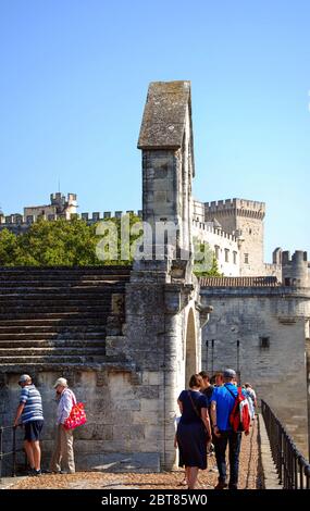 Turisti che si avvicinano alla Cappella di San Nicola sul ponte di Avignone sul fiume Rodano, Francia Foto Stock