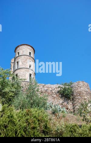 Parte delle fortificazioni rovinate di Château de Grimaud, Francia Foto Stock