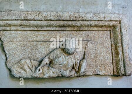 Sutri Italia 27 settembre 2019 Chioseup di resti archeologici decorativi dell'antica Roma nelle strade della città medievale di Sutri Foto Stock