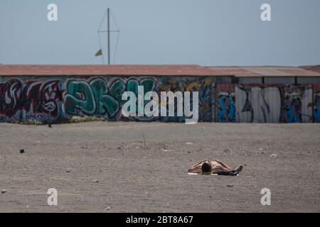 Roma, Italia. 23 maggio 2020. Coronavirus 'fase 2': Un uomo che prende il sole sulla spiaggia di Ostia, nel quartiere sud di Roma, Italia. (Foto di Davide Fracassi/Pacific Press) Credit: Pacific Press Agency/Alamy Live News Foto Stock