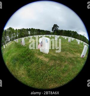 Riverhead, Stati Uniti. 23 maggio 2020. Vista del cimitero nazionale di Calverton per i veterani durante il fine settimana del Memorial Day in mezzo alla pandemia COVID-19 a Long Island. Veterani di tutte le confessioni cristiani, ebrei, musulmani sepolti in questo cimitero. I veterani di tutte le guerre sono stati sepolti lì. (Foto di Lev Radin/Pacific Press) Credit: Pacific Press Agency/Alamy Live News Foto Stock