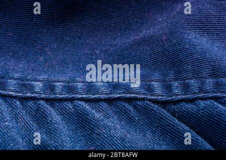 Articoli di abbigliamento stonewashed tessuto di cotone texture con cuciture, fibbie, bottoni e rivetti, macro Foto Stock