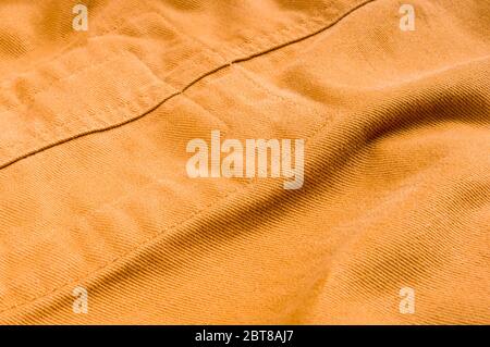 Articoli di abbigliamento stonewashed tessuto di cotone texture con cuciture, fibbie, bottoni e rivetti, macro Foto Stock