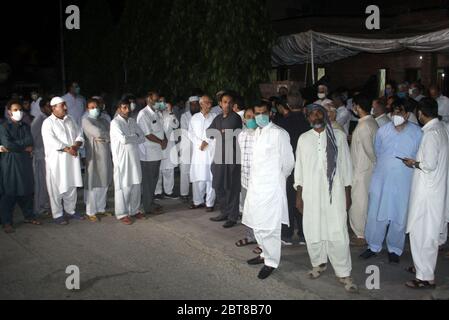 Lahore, Pakistan. 23 maggio 2020. Parenti pakistani e altri che offrono la preghiera funeraria al pilota Capitano Sajjad Gull, morto in aereo crash PK 8303, un giorno dopo che un aereo della Pakistan International Airlines si è schiantato in una zona residenziale a Karachi' in Lahore. Una delle due persone che sopravvivono a un incidente aereo in Pakistan che ha ucciso 97 persone ha descritto il salto dal relitto in fiamme dell'aereo dopo che è precipitato in un quartiere residenziale. (Foto di Rana Sajid Hussain/Pacific Press) Credit: Pacific Press Agency/Alamy Live News Foto Stock