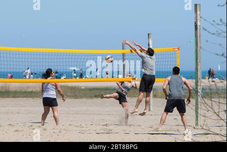 Toronto, Canada. 23 maggio 2020. Il 23 maggio 2020, si gioca a Beach volley al Woodbine Beach Park di Toronto, Canada. La città di Toronto ha riaperto centinaia di strutture del parco, tra cui campi da pallacanestro, campi da baseball e padiglioni per picnic, con misure di distanza fisica questo fine settimana. Credit: Zou Zheng/Xinhua/Alamy Live News Foto Stock