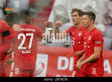 Muenchen, Deutschland, 23. 2020, Leon GORETZKA, FCB 18 Torjubel 1-0 mit Robert LEWANDOWSKI, FCB 9 , David ALABA, FCB 27 beim Spiel 1.Bundesliga FC BAYERN MUENCHEN - EINTRACHT FRANCOFORTE in der Saison 2019/2020 am 27.Spieltag. © Peter Schatz / Pool / Alamy Live News - le NORMATIVE DFL VIETANO QUALSIASI USO DI FOTOGRAFIE come SEQUENZE DI IMMAGINI e/o QUASI-VIDEO - Notizie nazionali e internazionali - Agenzie DI stampa SOLO per uso editoriale Foto Stock