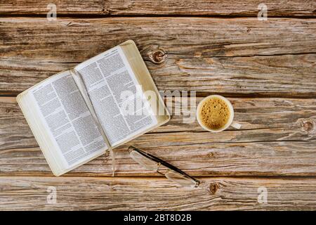 Los Angeles CA US 16 MAY 2020: Apri le letture della mattina della Bibbia Sacra su un tavolo con tazza da caffè e occhiali Foto Stock