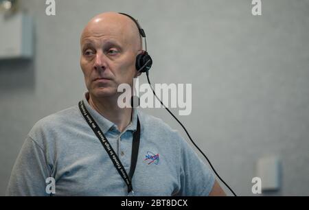 Cape Canaveral, Florida, Stati Uniti. 23 maggio 2020. Stephen Koerner, Direttore della direzione operativa di volo presso il Johnson Space Center della NASA è visto nella stanza di sparo quattro durante una prova di vestito in preparazione per il lancio di un razzo SpaceX Falcon 9 che trasporta la nave spaziale Crew Dragon della società nella missione SpaceX Demo-2 della NASA con gli astronauti della NASA Robert Behnken e Douglas Hurley a bordo, il 23 maggio 2020, nel Launch Control Center presso il Kennedy Space Center della NASA in Florida. Credit: UPI/Alamy Live News Foto Stock