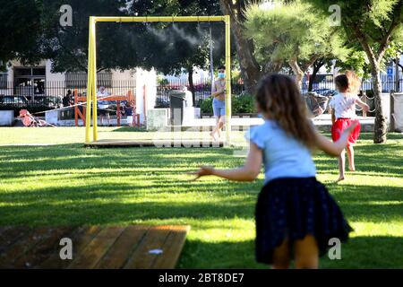 Cascais, Portogallo. 23 maggio 2020. I bambini giocano durante la pandemia COVID-19 nel parco di Alagoa a Cascais, Portogallo, 23 maggio 2020. Credit: Pedro Feuza/Xinhua/Alamy Live News Foto Stock