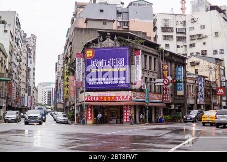 Taipei / Taiwan - 12 dicembre 2018: Traffico motociclistico durante la giornata delle piogge per le strade della capitale Foto Stock