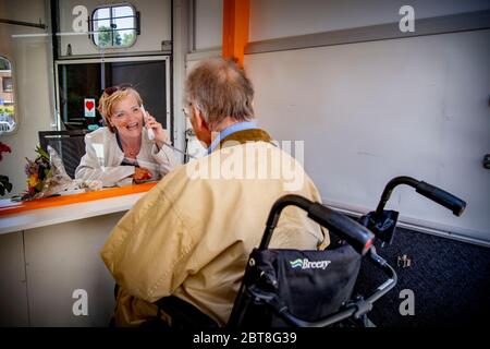 Rijswijk, Paesi Bassi. 23 maggio 2020. Il sig. Van Vliet (94 anni) che vive a Laagvoorde (centro di cura residenziale) parla a sua figlia dietro il vetro in un rimorchio di cavallo perché le case di cura non sono ancora autorizzati a ricevere i visitatori a causa della crisi del coronavirus. Credit: SOPA Images Limited/Alamy Live News Foto Stock