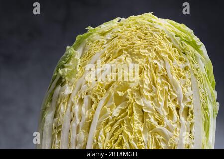 cavolo appena tagliato a metà su sfondo nero Foto Stock
