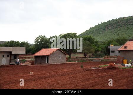 Bellissimo paesaggio con un piccolo villaggio circondato da montagna verde, India Village scena, vita, Rurale, Tribale, vibrante scenario, (© Saji Maramon) Foto Stock