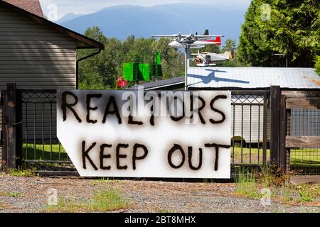 Cartello con scritto "i Realors Keep out" sul cancello fuori da una proprietà privata. Foto Stock