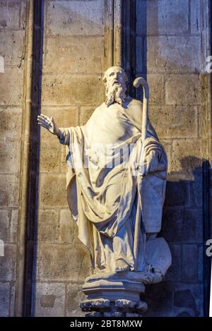 Statua in marmo di una persona famosa all'interno della Notre-Dame de Paris prima del grande fuoco, una cattedrale cattolica medievale sull'Ile de la Cite nel 4 ° A. Foto Stock