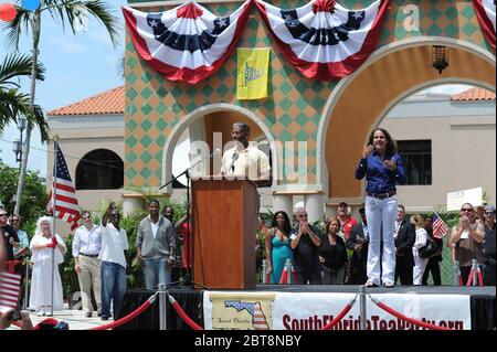 BOCA RATON, FL - APRILE 16: Allen Bernard West parla prima del miliardario Donald J. Trump al Rally della Festa del tè del Sud della Florida dopo che Trump ha accennato ad una corsa per la presidenza in 2012. Trump ha parlato di un raduno del Tea Party a Boca Raton, Florida Sabato. All'inizio di questa settimana, la stella della NBC 'l'apprendista' aveva alcune parole dure sia per il 43° che per il 44° presidente. Ha accusato quello che definisce il disastroso termine di George W. Bush per aver eletto Barack Obama. Allen Bernard West (sopportato il 7 febbraio 1961) è un rappresentante repubblicano degli Stati Uniti dal 22° congresso della Florida Foto Stock