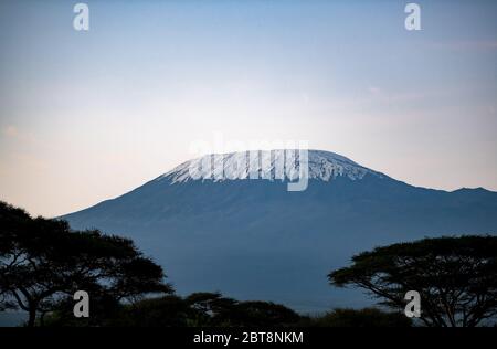 Una vista del Monte Kilimanjaro dal campo safari di Kibo al parco nazionale di Amboseli. Il Monte Kilimanjaro è un vulcano inattivo in Tanzania Foto Stock