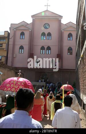 Foto del servizio della Chiesa, sacerdote durante una cerimonia/Messa, sacerdote cattolico in preghiera durante la messa, India, Asia (Foto Copyright © Saji Maramon) Foto Stock