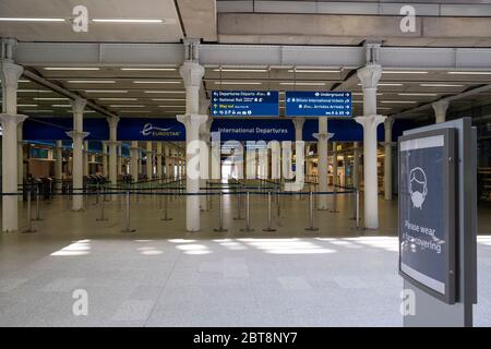 Londra, maggio 2020, St Pancras International Station, un libro Eurostar vuoto nella zona, normalmente occupato da turisti e viaggiatori d'affari. Foto Stock