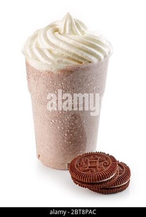 frullato con biscotti al cioccolato e panna montata isolati su sfondo bianco Foto Stock
