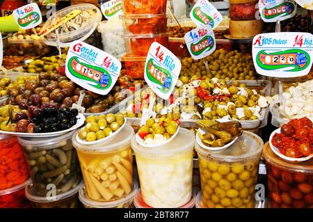 Stalle di olive che vendono verdure in sottaceti e salamoia al mercato interno, Malaga, Costa del Sol, Provincia di Malaga, Andalusia, Spagna, Europa. Foto Stock