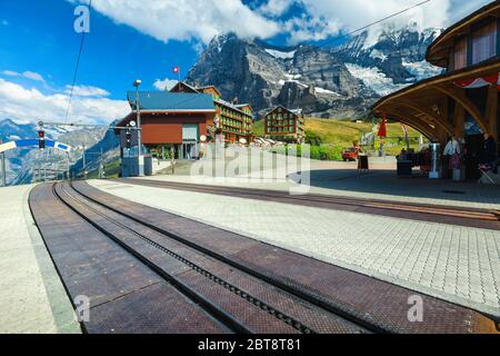 Accoglienti hotel di montagna, ristoranti e negozi di souvenir con la famosa vista sulle montagne dell'Eiger dalla stazione ferroviaria Kleine Scheidegg, Oberland Bernese, Svizzera Foto Stock