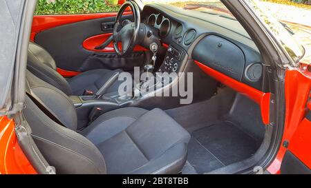 Bordeaux , Aquitaine / France - 05 05 2020 : Fiat Barchetta interno di auto convertibile rosso roadster sport Foto Stock