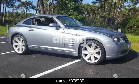 Bordeaux , Aquitaine / Francia - 05 05 2020 : Chrysler Crossfire grigio auto parcheggiata in strada Foto Stock