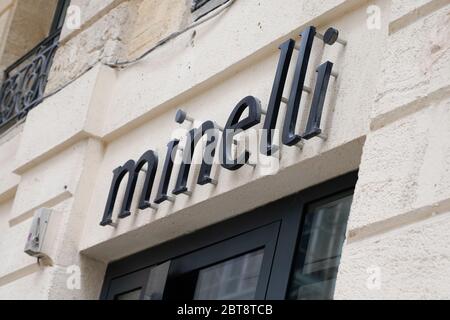 Bordeaux , Aquitaine / Francia - 05 05 2020 : Minelli firma il logo del negozio di abbigliamento davanti al negozio di scarpe moda Foto Stock