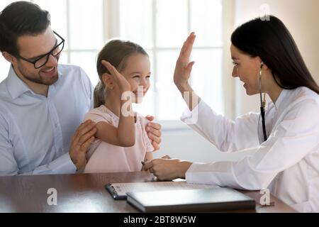 Sorridente medico saluto con bambino paziente in ospedale Foto Stock