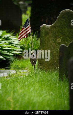 New York, Stati Uniti. 23 maggio 2020. Una vista di una bandiera usata per segnare le tombe dei soldati prevalentemente morti durante la guerra rivoluzionaria al cimitero della Chiesa della Trinità durante la commemorazione. Memorial Day è una festa americana che ricorda gli uomini e le donne che sono morti mentre prestano servizio nell'esercito degli Stati Uniti. Credit: SOPA Images Limited/Alamy Live News Foto Stock