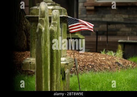 New York, Stati Uniti. 23 maggio 2020. Una vista di una bandiera usata per segnare le tombe dei soldati prevalentemente morti durante la guerra rivoluzionaria al cimitero della Chiesa della Trinità durante la commemorazione. Memorial Day è una festa americana che ricorda gli uomini e le donne che sono morti mentre prestano servizio nell'esercito degli Stati Uniti. Credit: SOPA Images Limited/Alamy Live News Foto Stock