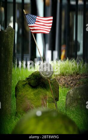 New York, Stati Uniti. 23 maggio 2020. Una vista di una bandiera usata per segnare le tombe dei soldati prevalentemente morti durante la guerra rivoluzionaria al cimitero della Chiesa della Trinità durante la commemorazione. Memorial Day è una festa americana che ricorda gli uomini e le donne che sono morti mentre prestano servizio nell'esercito degli Stati Uniti. Credit: SOPA Images Limited/Alamy Live News Foto Stock