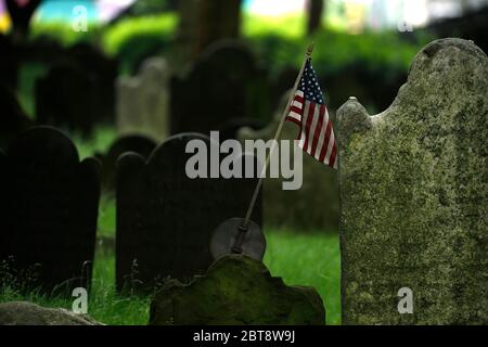 New York, Stati Uniti. 23 maggio 2020. Una vista di una bandiera usata per segnare le tombe dei soldati prevalentemente morti durante la guerra rivoluzionaria al cimitero della Chiesa della Trinità durante la commemorazione. Memorial Day è una festa americana che ricorda gli uomini e le donne che sono morti mentre prestano servizio nell'esercito degli Stati Uniti. Credit: SOPA Images Limited/Alamy Live News Foto Stock