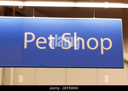 Cartello con scritto "motion of PET Shop" in cima al negozio Walmart Foto Stock