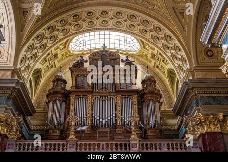 Interno della Basilica di Santo Stefano, Cattedrale, Budapest. L'organo riccamente decorato. Foto Stock