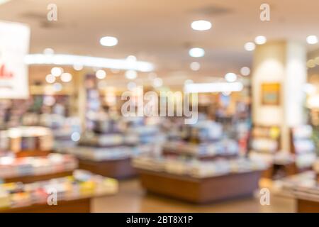 Immagine sfocata de focalizzata di una libreria con luci e supporto per libri. Sfondo libreria. Effetto retro. Foto Stock
